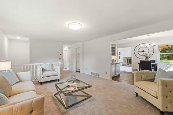 Minnetonka, MN 55345,6051 Stoneybrook DR