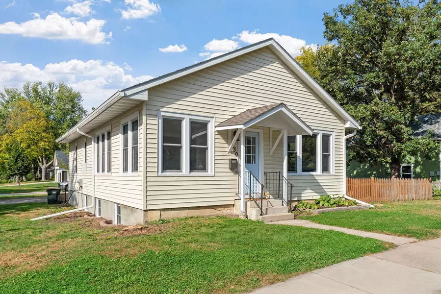 230 Lynn RD SW, Hutchinson, MN 55350