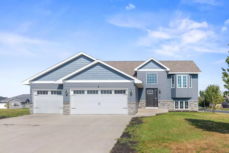 197 Eau Claire AVE SE, Hutchinson, MN 55350