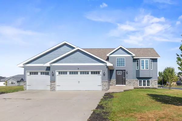 197 Eau Claire AVE SE, Hutchinson, MN 55350