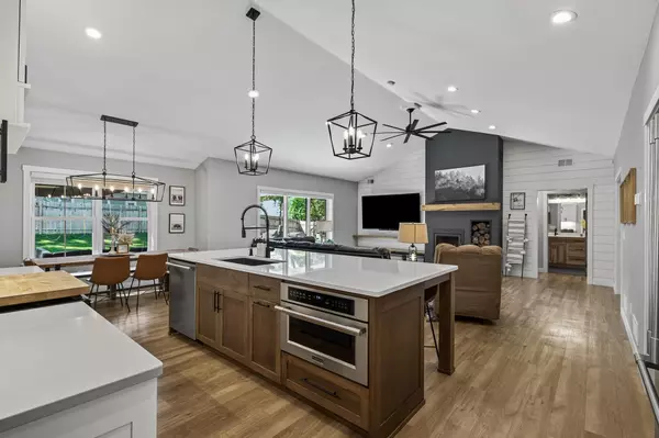 208 Iris ST, Mahtomedi, MN 55115