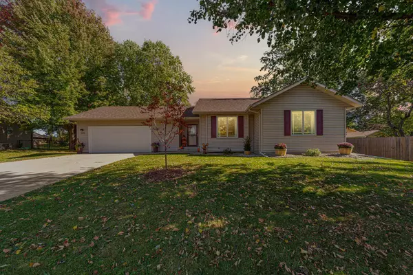 1404 Lockwood DR, Northfield, MN 55057