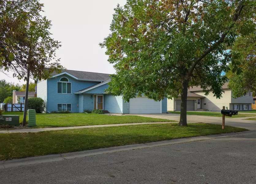 1511 14 1/2 AVE E, West Fargo, ND 58078