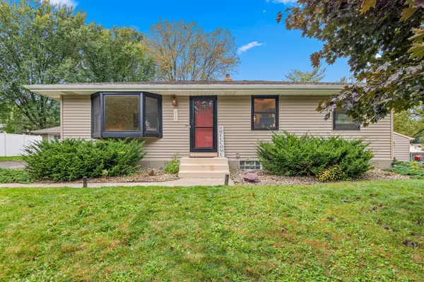 616 Hattie LN, Woodbury, MN 55125