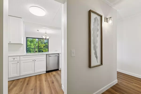 Minnetonka, MN 55305,10511 Cedar Lake RD #520