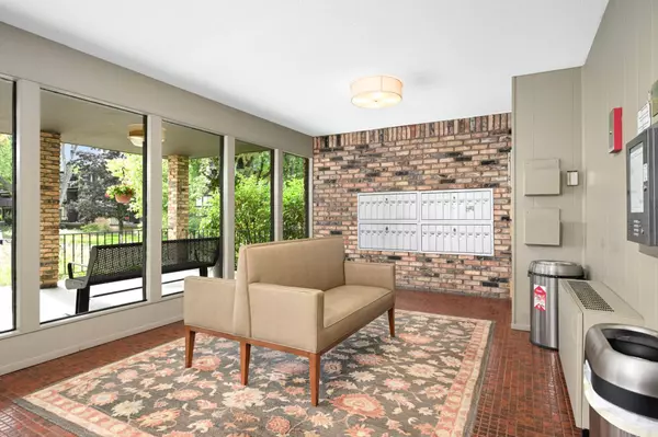 Wayzata, MN 55391,205 Barry AVE S #305