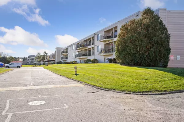 Oak Park Heights, MN 55082,6351 Saint Croix TRL N #240