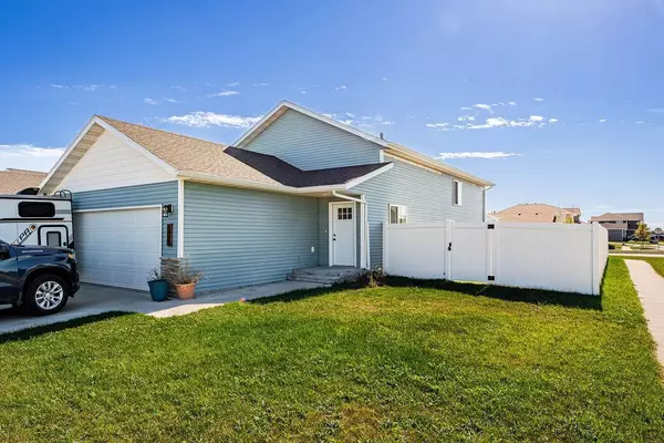 1211 Barnes DR W,  West Fargo,  ND 58078