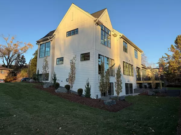 Edina, MN 55424,5523 Park PL