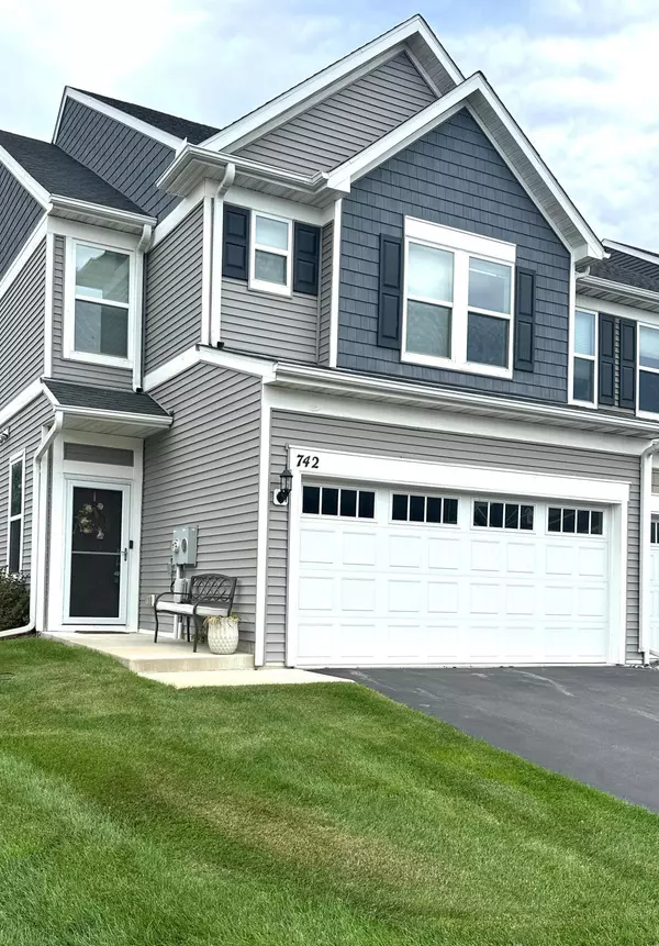 742 Maggie WAY, Chanhassen, MN 55317
