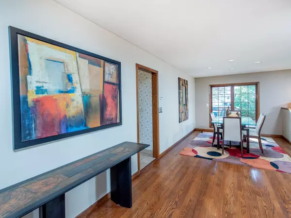 Mendota Heights, MN 55120,866 Cheri LN