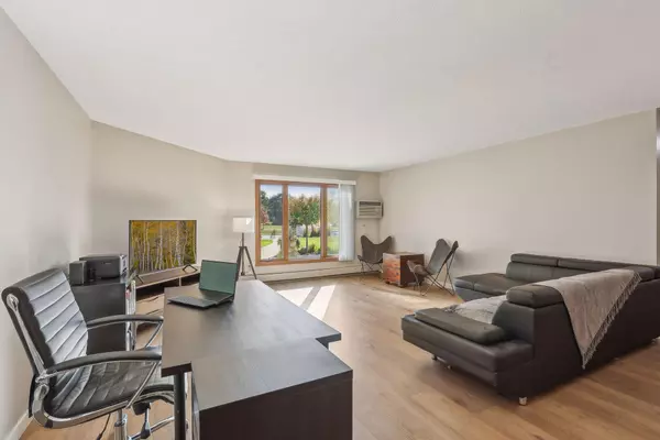 Edina, MN 55436,4350 Brookside CT #114