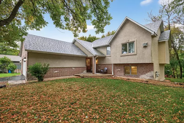 Eden Prairie, MN 55346,7182 Emerald LN