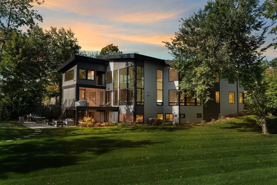 746 Peninsula Point RD, Shakopee, MN 55379