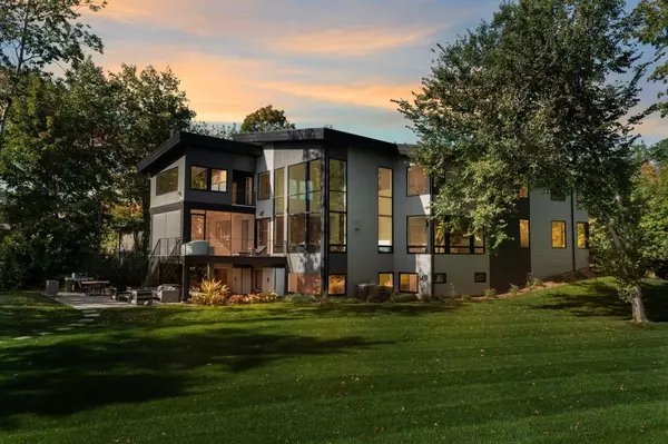 746 Peninsula Point RD, Shakopee, MN 55379