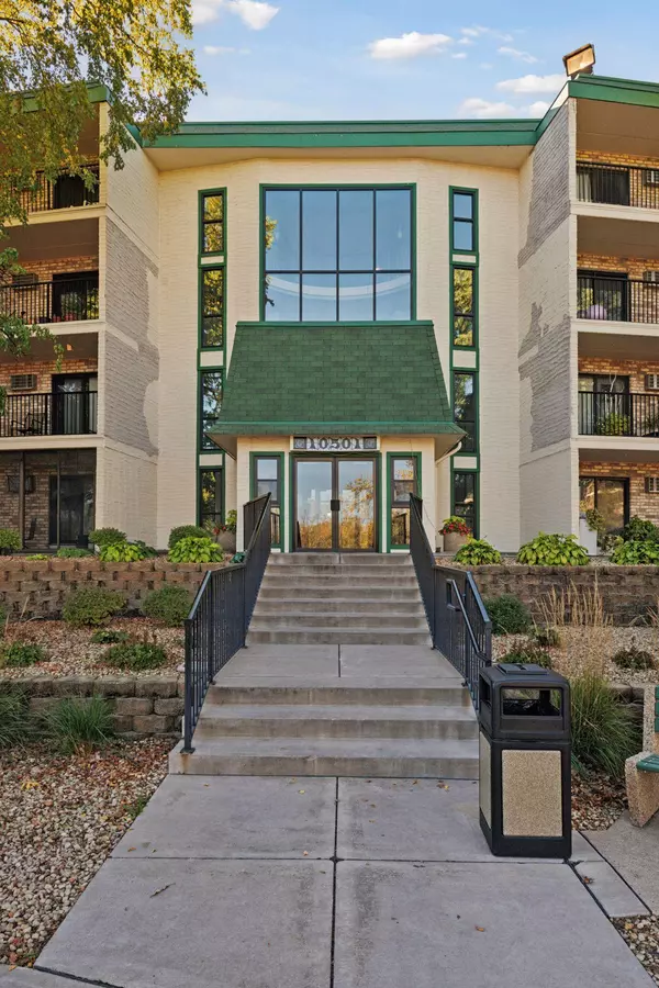 Minnetonka, MN 55305,10501 Cedar Lake RD #414