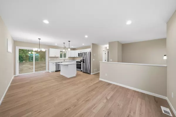 Roberts, WI 54023,256 Dakota AVE