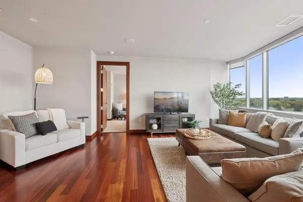 Edina, MN 55435,3209 Galleria #905