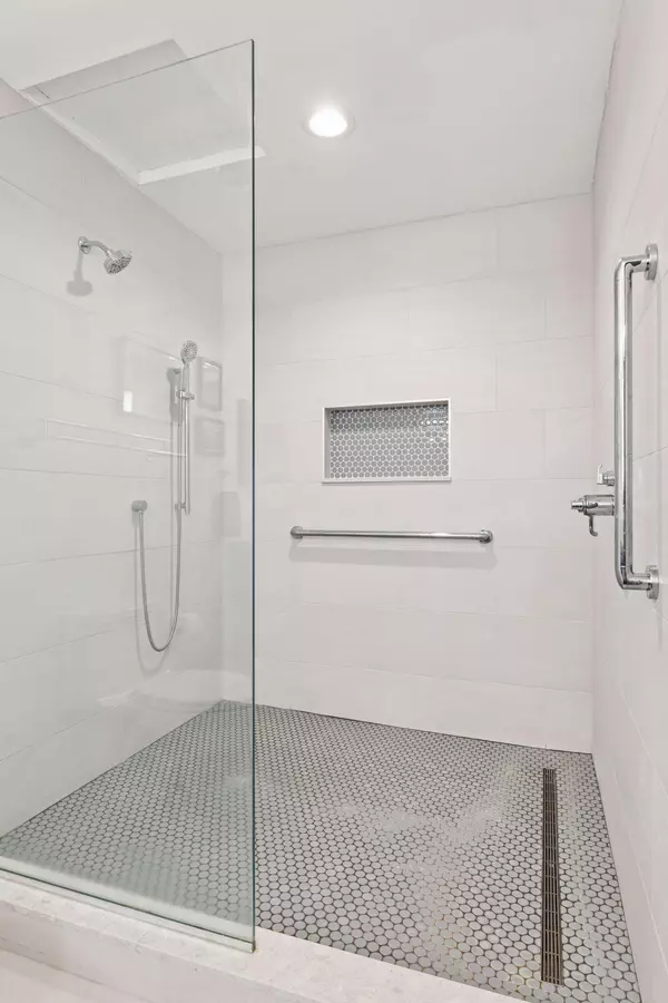 Minneapolis, MN 55401,716 N 1st ST #536