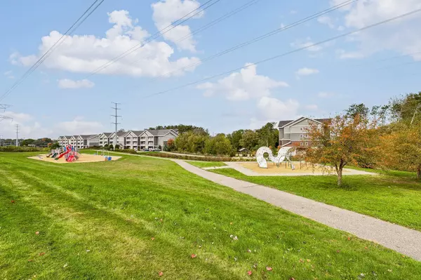 Maplewood, MN 55109,1617 Legacy Pkwy E #4