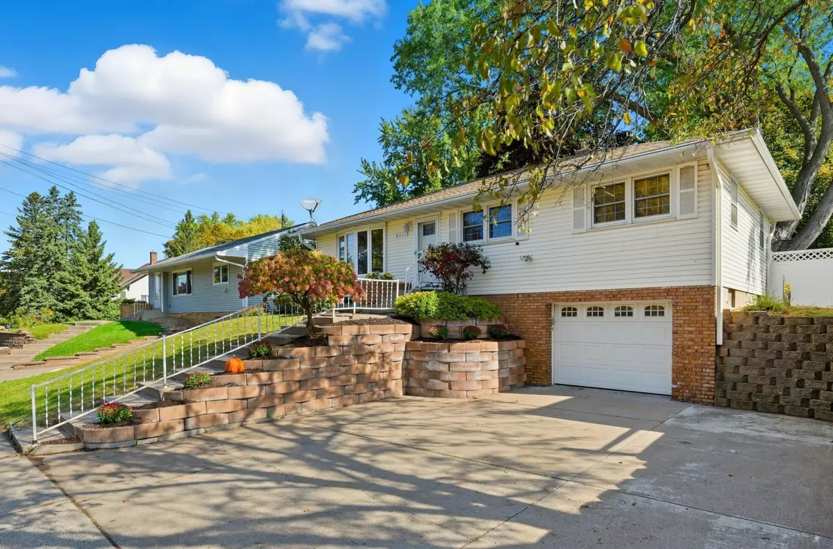 West Saint Paul, MN 55118,1466 Charlton ST