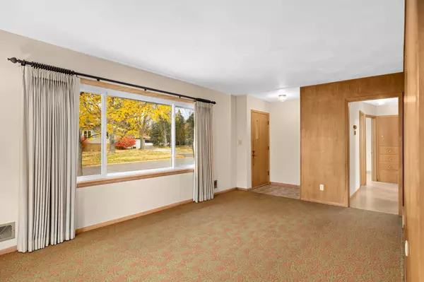 Roseville, MN 55113,692 Grandview AVE W