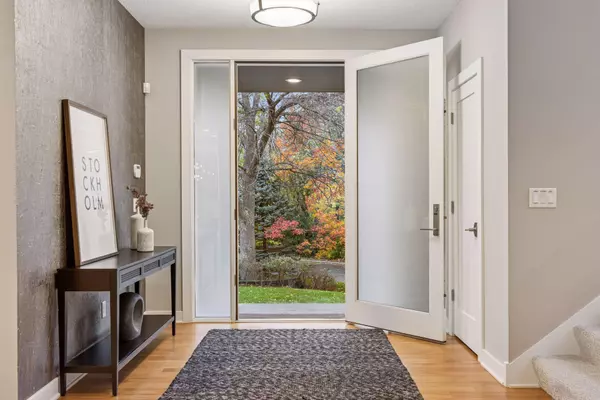 Mendota Heights, MN 55118,792 Hilltop RD