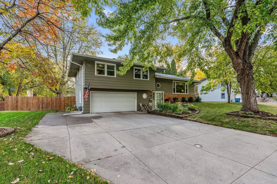 1440 Pennsylvania AVE N, Golden Valley, MN 55427