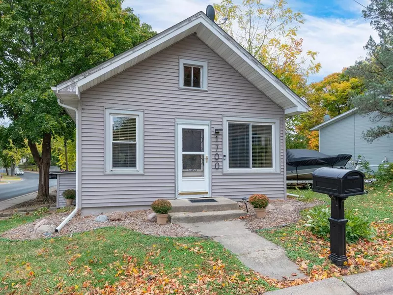 1700 Finch LN, Mound, MN 55364