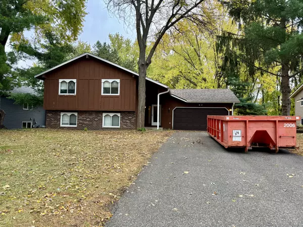 4863 Granada AVE N, Oakdale, MN 55128
