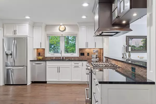 Edina, MN 55436,6110 Waterford CT S