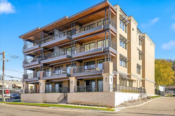 Hudson, WI 54016,22 1st ST #301