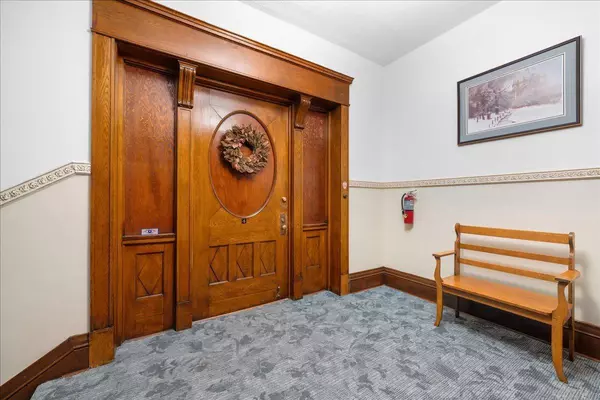 Saint Paul, MN 55102,442 Summit AVE #4