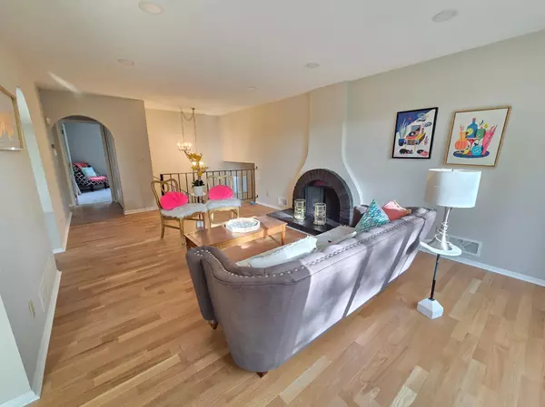 Vadnais Heights, MN 55127,4174 Oakcrest DR