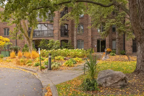 6051 Laurel AVE #108, Golden Valley, MN 55416