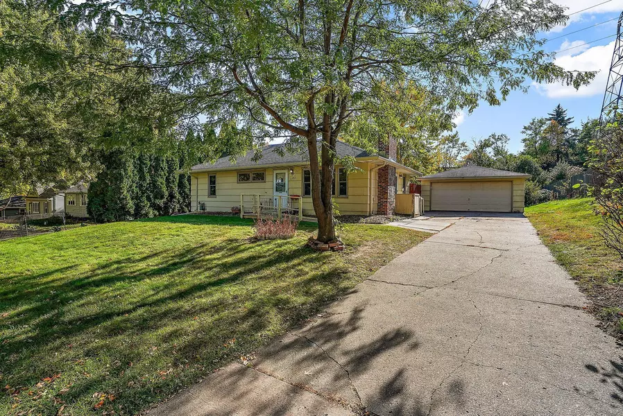1790 Oakcrest AVE, Roseville, MN 55113