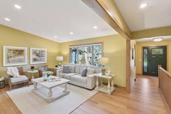 Eden Prairie, MN 55346,19139 Maple Leaf DR