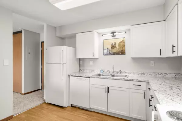 South Saint Paul, MN 55075,221 Grand AVE W #316