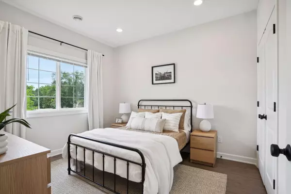 Roberts, WI 54023,621 Field Point ST