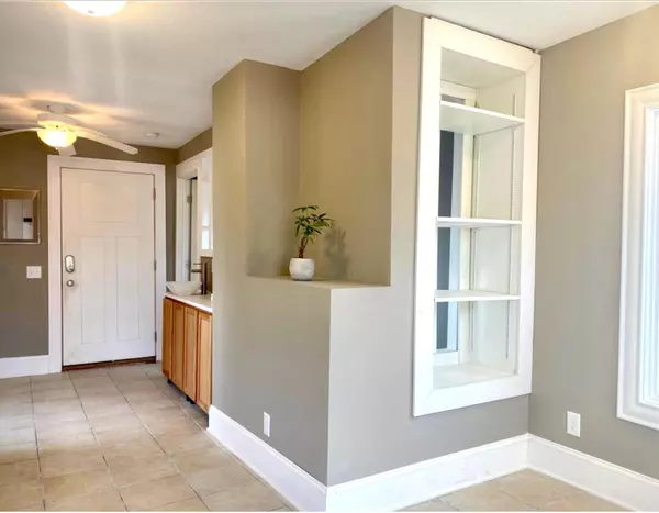 Saint Paul, MN 55103,996 Front AVE