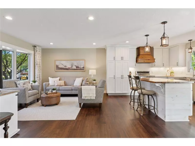 2404 Helena AVE N, Oakdale, MN 55128