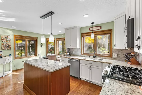 Wayzata, MN 55391,1110 Hollybrook DR