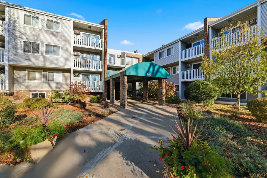 1601 N Innsbruck DR #220NE, Fridley, MN 55432