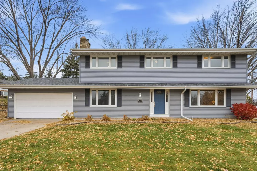 11121 Carver CT, Burnsville, MN 55337