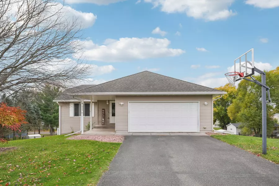 665 Flora SQ, Prescott, WI 54021