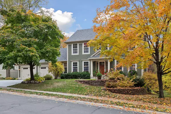 305 Harbor LN, Shoreview, MN 55126