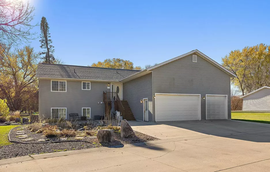 1055 Johnson PL SE, Owatonna, MN 55060