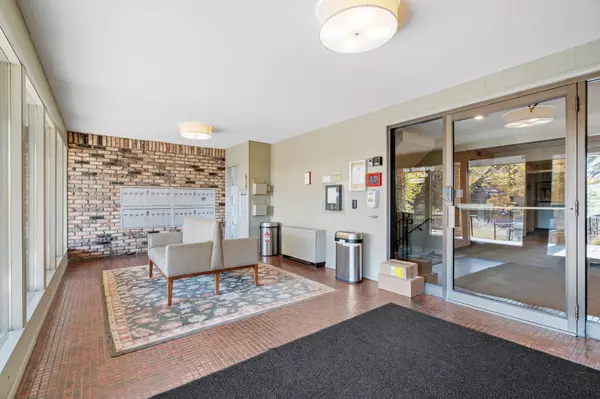 Wayzata, MN 55391,205 Barry AVE S #114