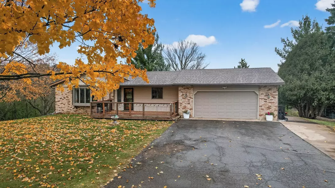 719 Countryview CIR, Hudson, WI 54016