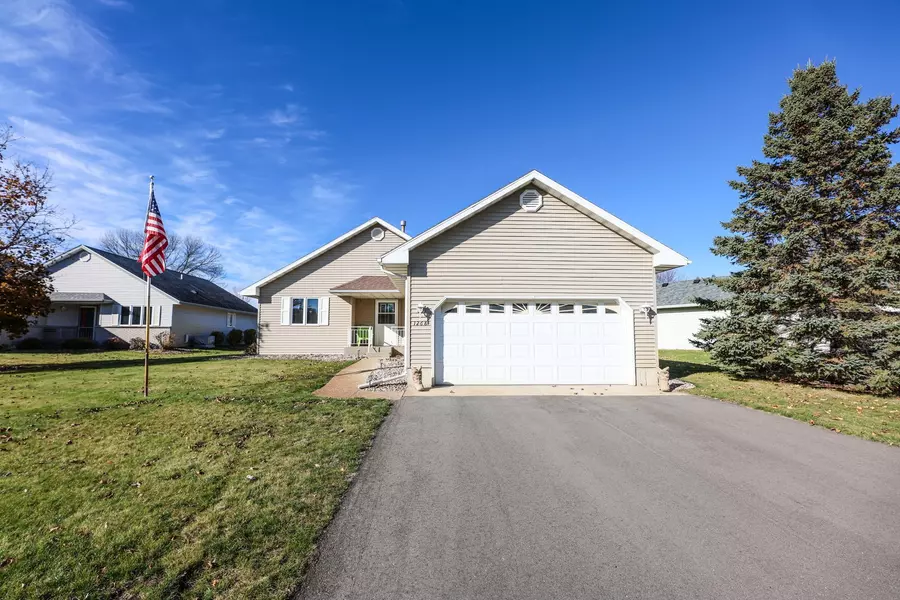 1268 Westbrook CIR, Alexandria, MN 56308